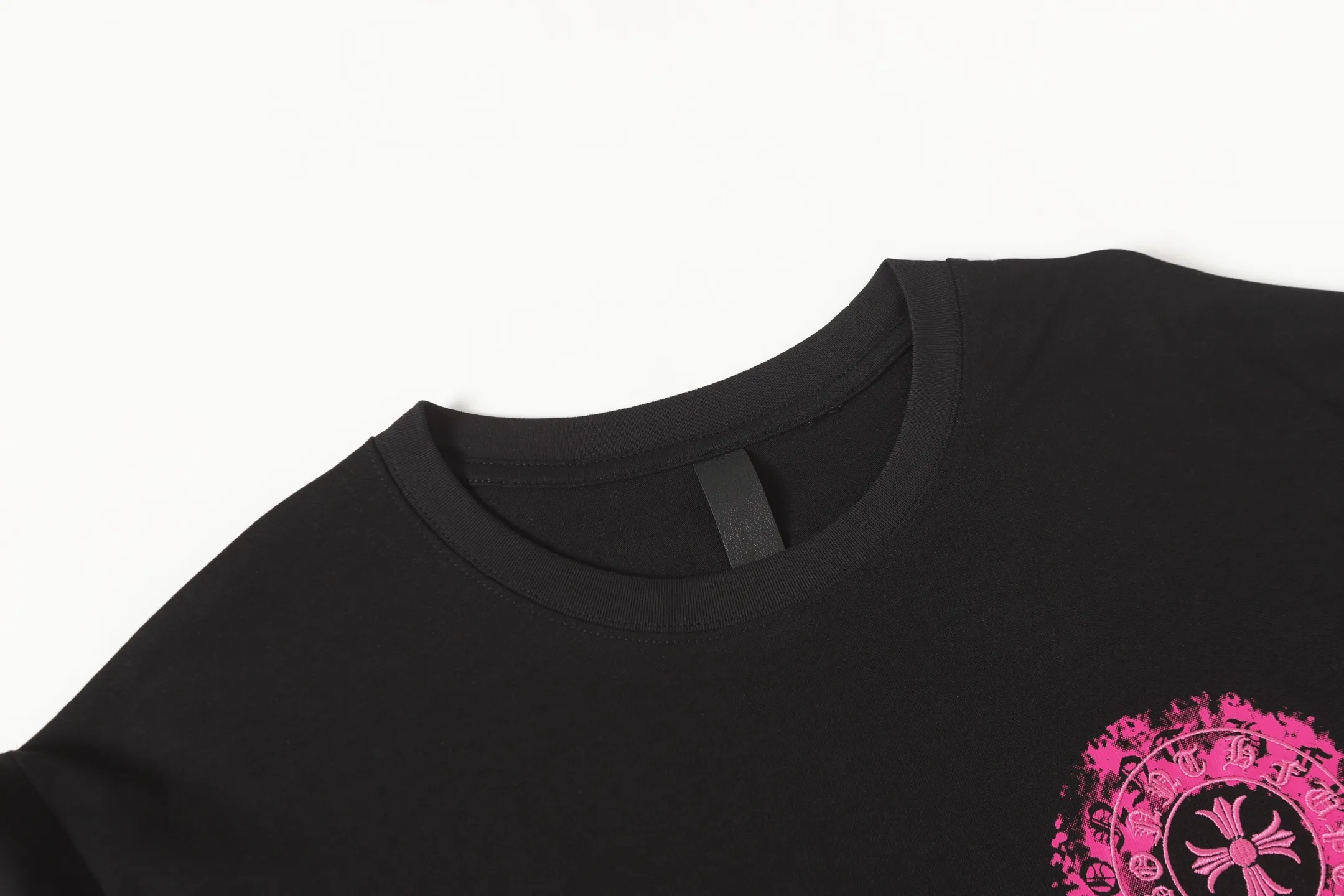 P170 Chrome Hearts CH Chrome Hearts Sanskrit horseshoe embroidered short-sleeved T-shirt. Printed by direct injection imported machine. Hardware accessories are all milled and customized. Correct configuration. Black 2025 Chrome Hearts authentic packaging. 280 grams of custom-dyed double yarn cotton. Large version. Loose and stylish. Different from lower versions, slim and long version with upper body and hip stretch. 100% commitment: top quality. Not fast food. The highest version on the market. Top quality - different from ordinary versions on the market. If you care about quality, you should also respect the price. Absolutely 0 after-sales service and 0 return rate so far. It’s hard not to love the style - 280g double yarn cotton custom dyed fabric - Correct high-density main mark, washed tag, hand-sewn
